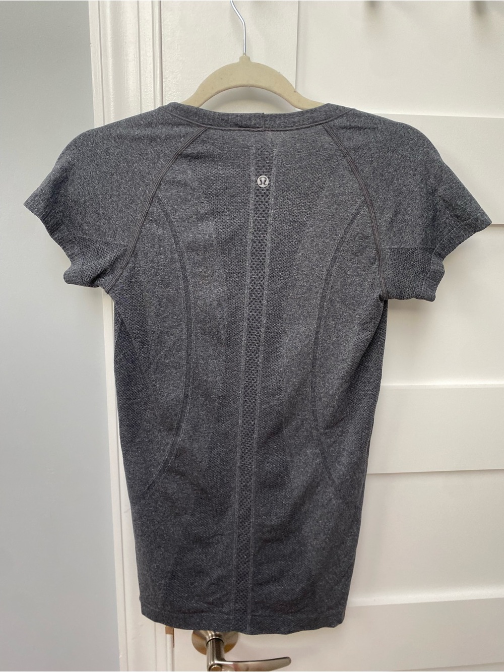 Lululemon swifty tech gray shirt sleeve top size 6 - Picture 3 of 5